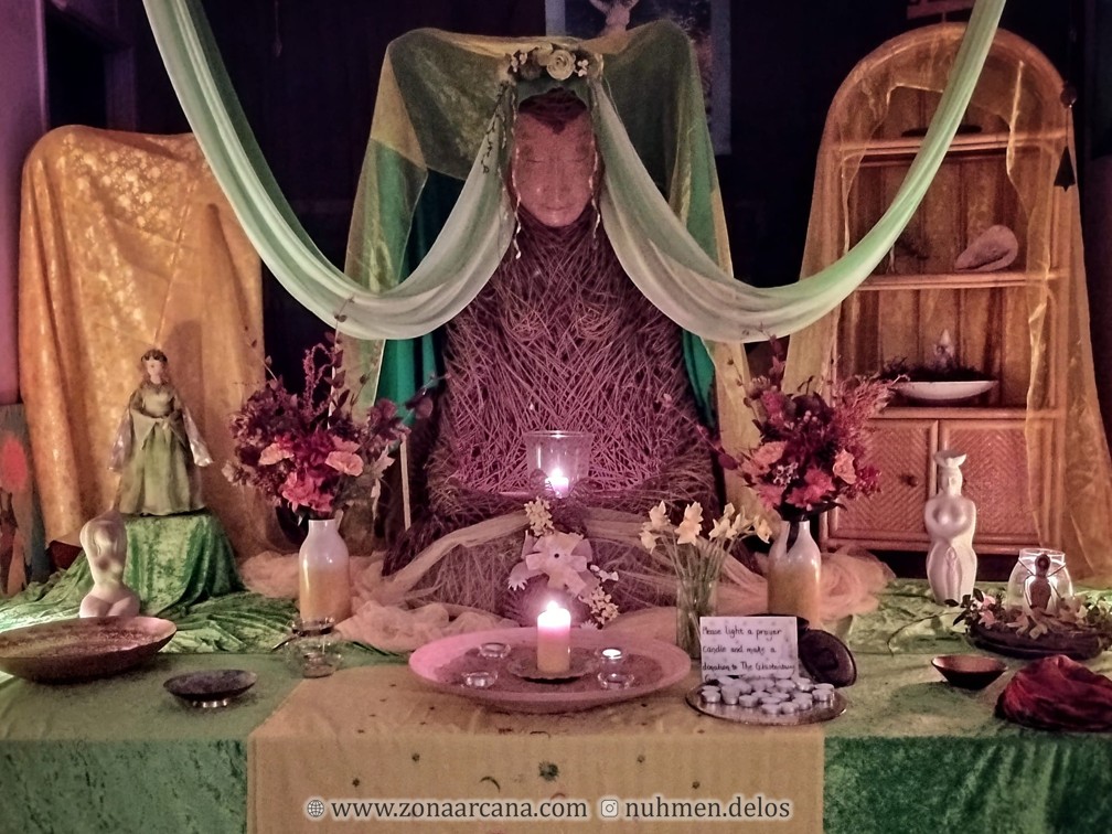 Altar de Ostara del Goddess Hall, en Glastonbury