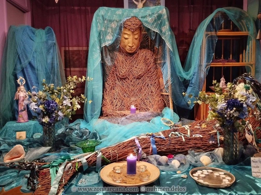 Altar de Litha del Goddess Hall, en Glastonbury